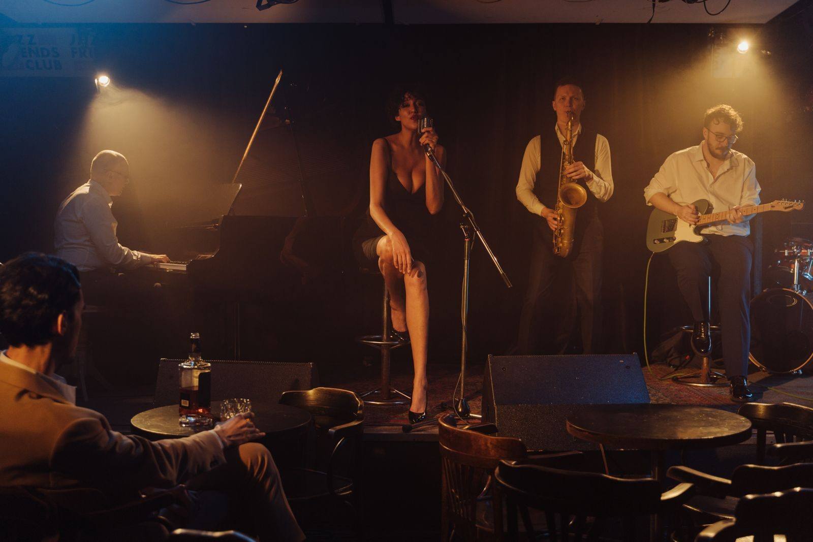 Zespół jazzowy na scenie klubu w ciepłym świetle